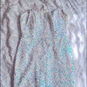 Shimmery white mini - great for all heights and curves!